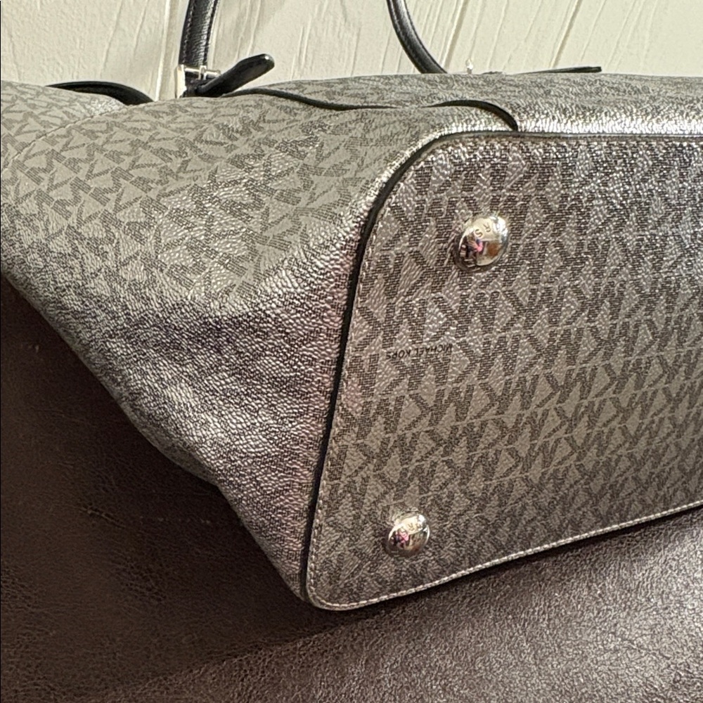 Like New Michael Kors Metallic Jetset Handbag ❤️ - Picture 6 of 12